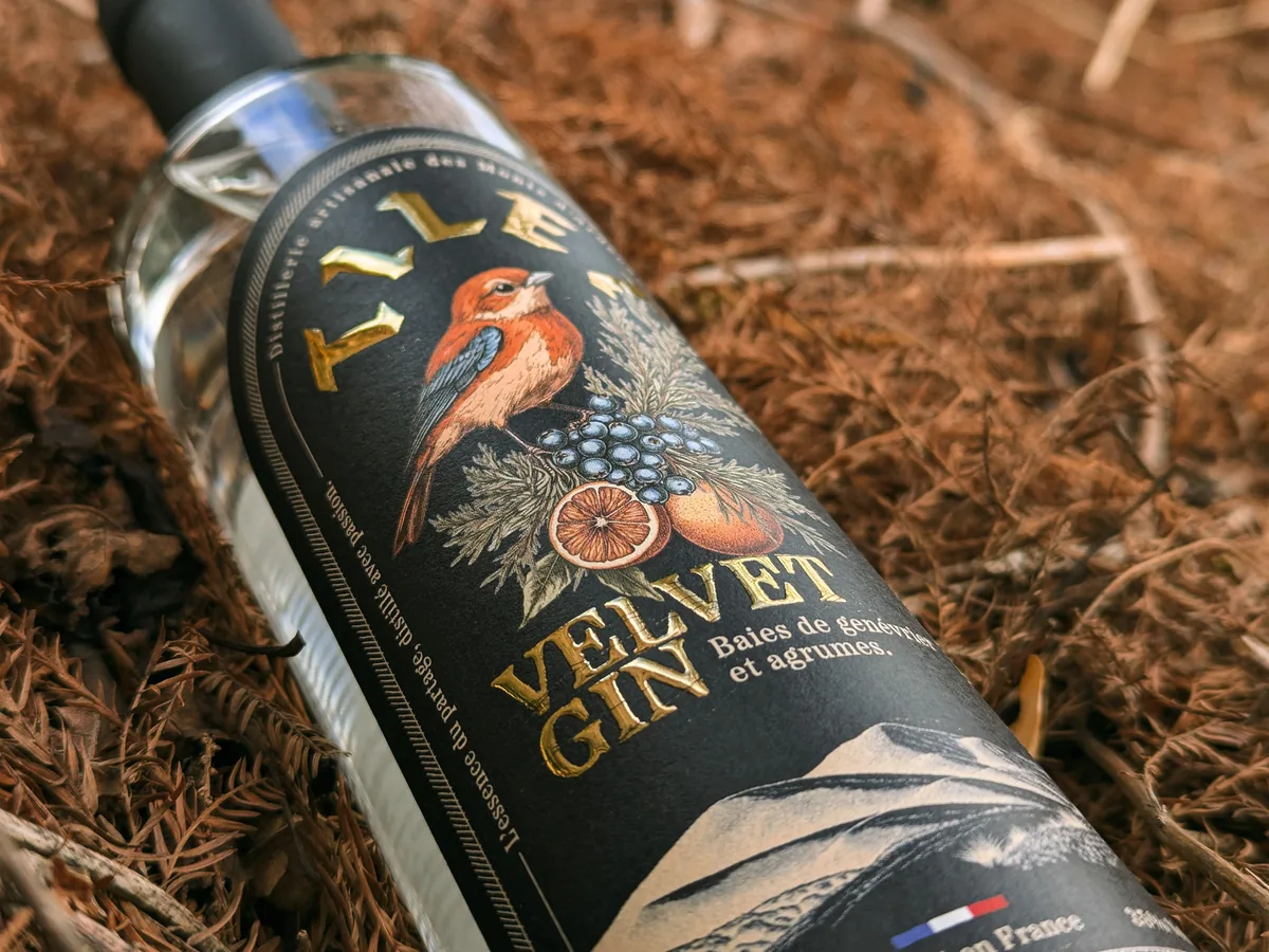 Après : la bouteille de Velvet Gin habillée de l’étiquette Distillerie TILET, rouge-gorge et dorures